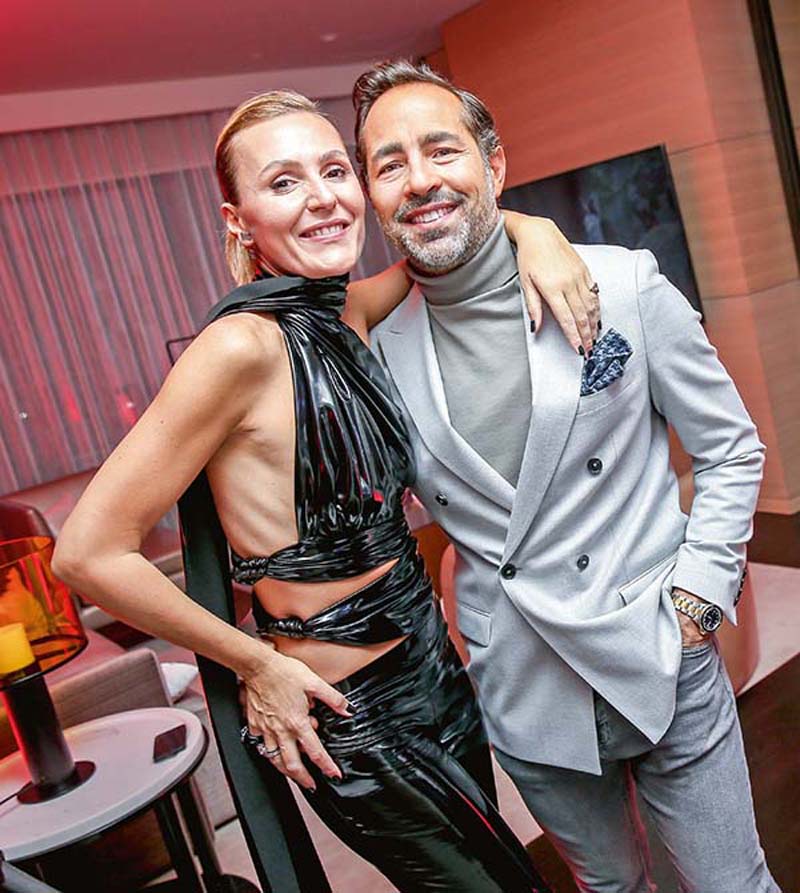 Otel odasında moda partisi