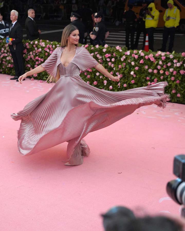 Gisele Bünchen mücevher markası için kamera karşısında