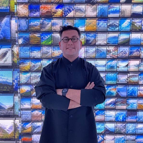 Refik Anadol depremzede tasarım öğrencilerinin hayallerini gerçekleştirmeyi amaçlıyor