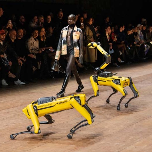Paris Moda Haftası'na robot köpekler damgasını vurdu