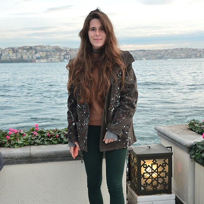 Tatilini yakıp depremzedelerin yardımına koştu