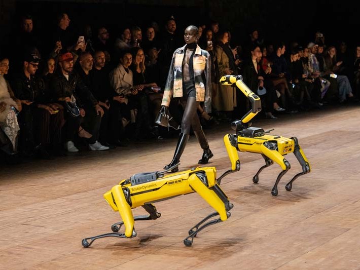 Paris Moda Haftası'na robot köpekler damgasını vurdu