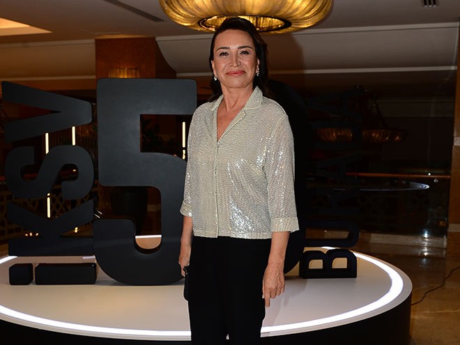 Depremzedelerin yaralarını sarıyorlar