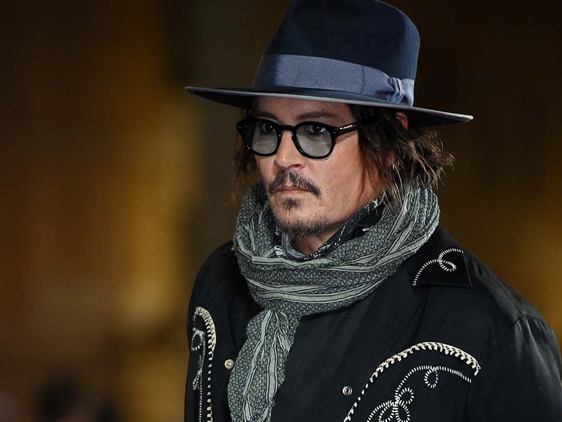 Johny Depp kendi çizdiği portreleri satışa çıkarıyor