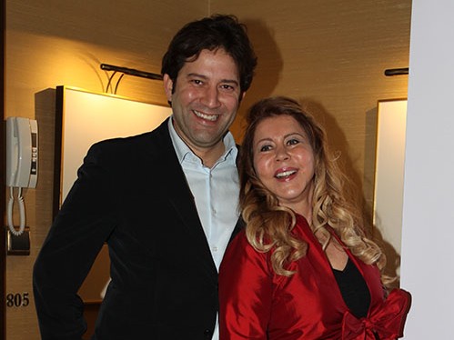 Teselliyi yardım etmekte bulmuş