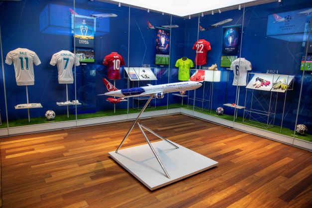 Messi ve Ronaldo’nun formaları var