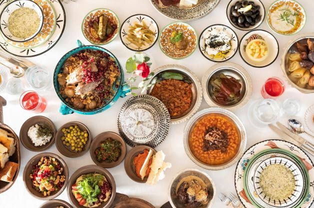 İftar menüsü başlangıcı olarak Anadolu mutfağından birkaç lezzet yer alıyor