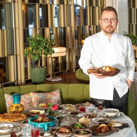 Ömür Akkor imzası iftar sofrası