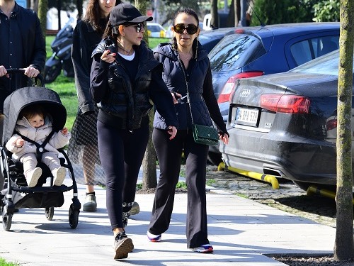 Abla-kardeş Bebek'te yürüyüş yaptılar.