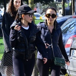 Abla-kardeş Bebek'te yürüyüş yaptılar.