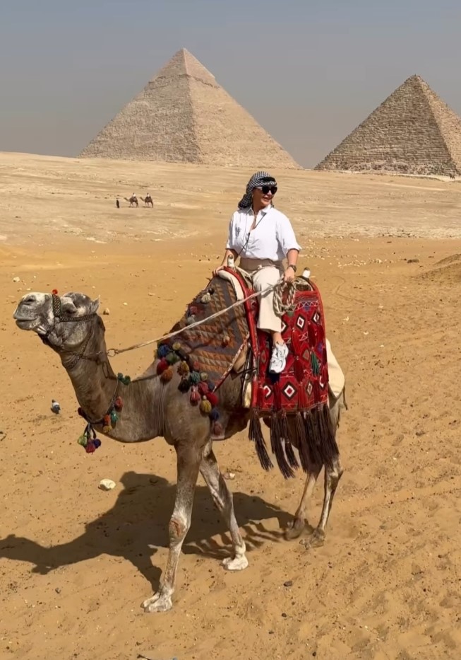 Aslı Gümüşel, piramitlerin çevresinde çöl gezisi yaptı