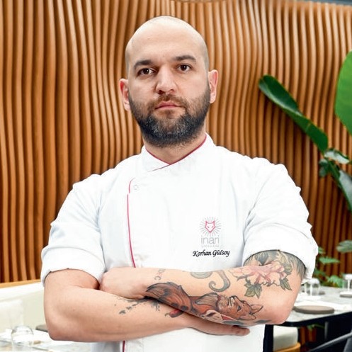 Mutfağa girdiğimde dışarıda bir dünya yokmuş gibi hissediyorum