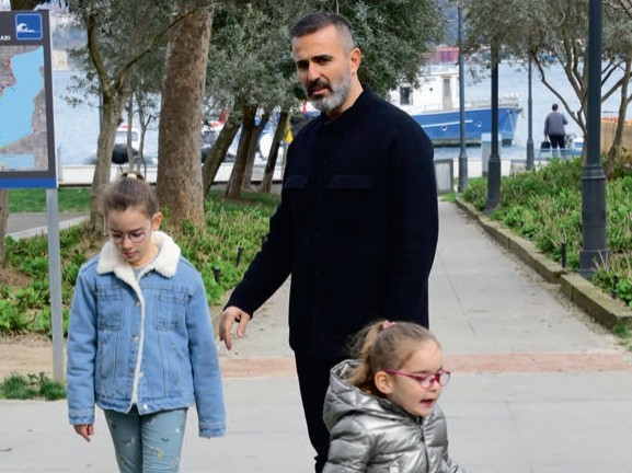 Niv Garih, kızlarını parka götürdü