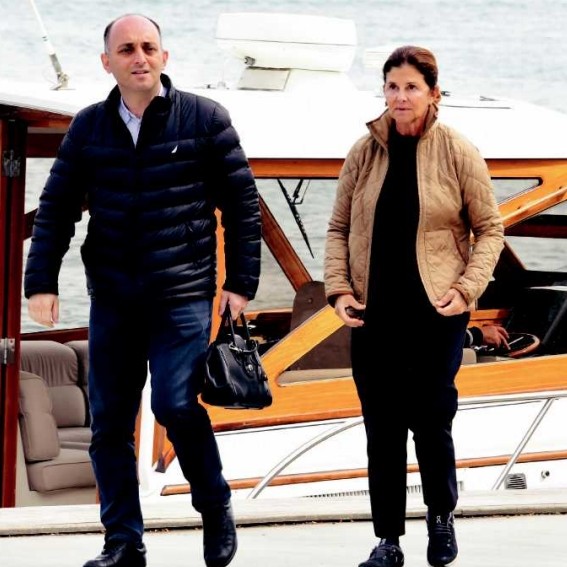 Oya Eczacıbaşı, tekneyle geldi arabayla gitti