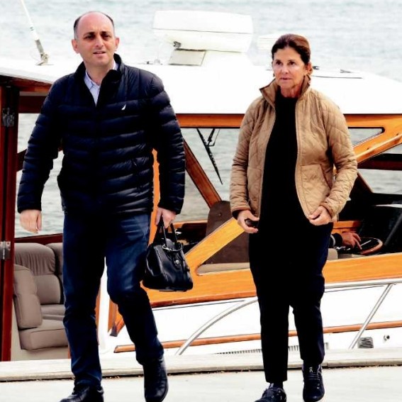 Oya Eczacıbaşı, tekneyle geldi arabayla gitti