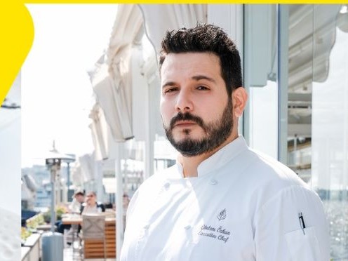 İstanbul'un en ünlü otellerinden birinde görev alan başarılı şef Özkan, otelin bünyesinde yer alan restoranda bizi misafir etti