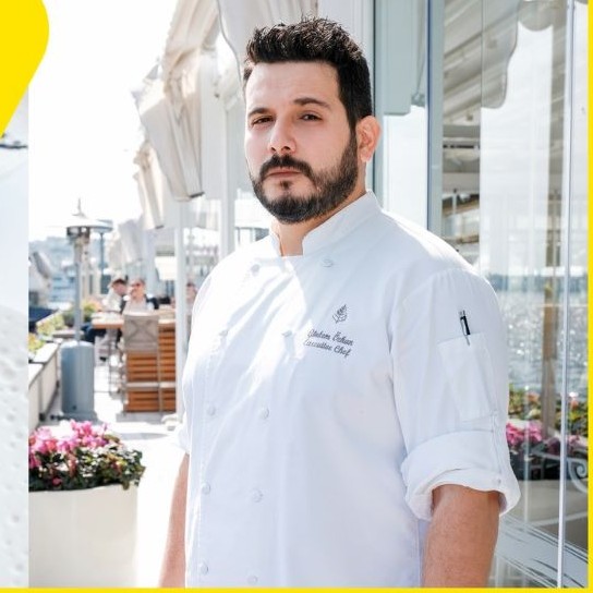 İstanbul'un en ünlü otellerinden birinde görev alan başarılı şef Özkan, otelin bünyesinde yer alan restoranda bizi misafir etti