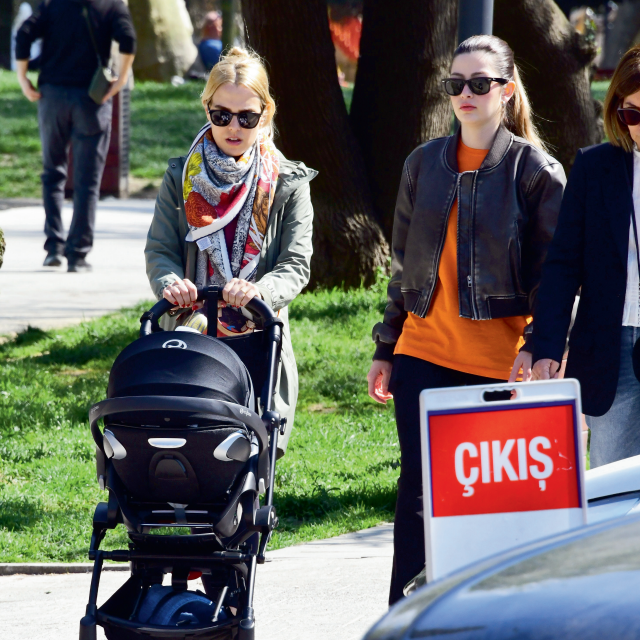 Yasemin, Ela Ayşen Özyeğin kızıyla Bebek'te turladı