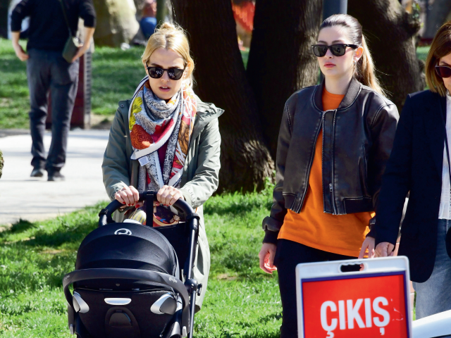 Yasemin, Ela Ayşen Özyeğin kızıyla Bebek'te turladı