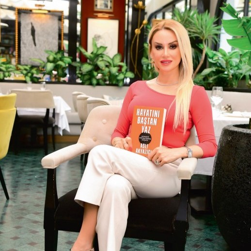 Akyazıcı ile kişisel gelişim uzmanlığından yazarlığa uzanan yolculuğunu ve yeni kitabını konuştuk