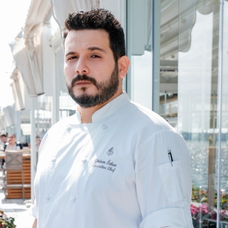 Görkem Özkan, yemek pişirme becerisini zamanla tutkuya ve profesyonel mesleğe dönüştürmüş bir şef