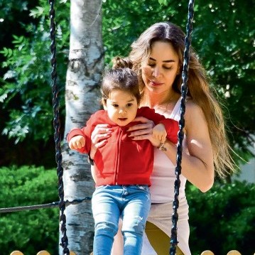 Kızını parka götürdü