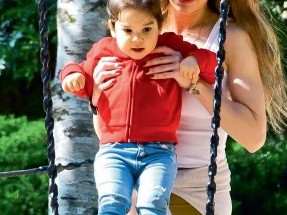 Kızını parka götürdü