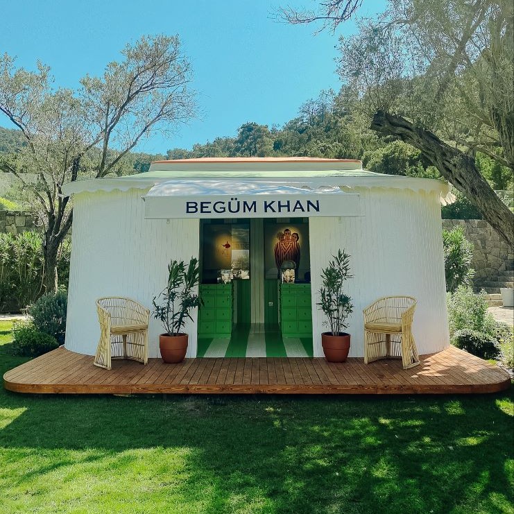 Begüm Khan, Bodrum’daki ilk Butiğini Lucca Beach Bünyesinde açıyor
