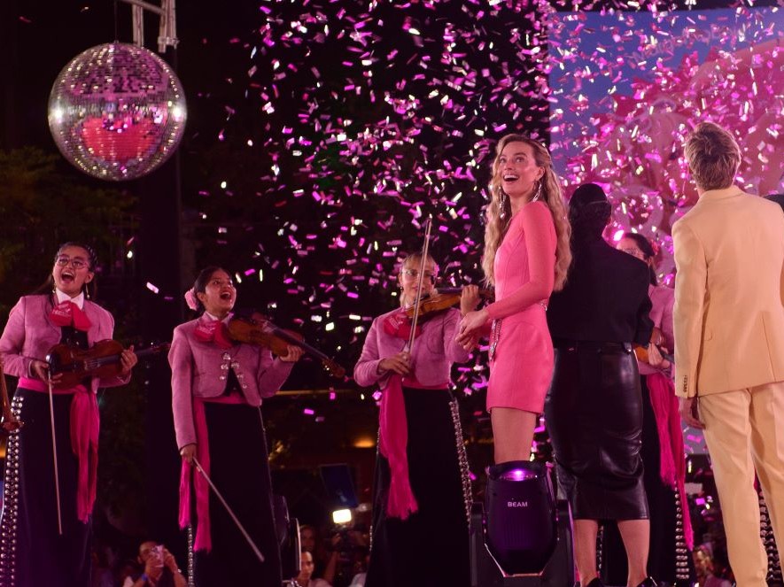 Vizyon için gün sayan filmin pembe halısı yıldızları buluşturdu