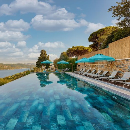 Bu yaz Six Senses Kocataş Mansions, Istanbul'un yemyeşil bahçeleri ve sonsuzluk havuzlarıyla harika bir kaçış deneyimi yaşayın