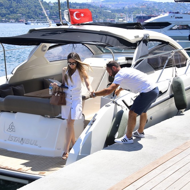 Teknesiyle iş toplantısına geldi