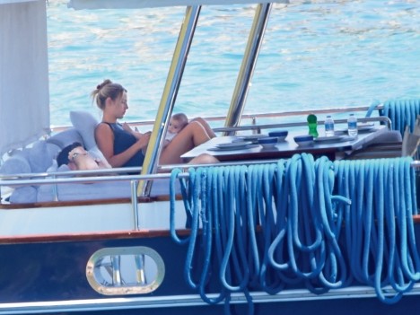 Aslışah Alkoçlar- Kaan Demirağ çiftinin çocuklarıyla tekne tatili