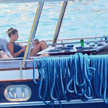 Aslışah Alkoçlar- Kaan Demirağ çiftinin çocuklarıyla tekne tatili