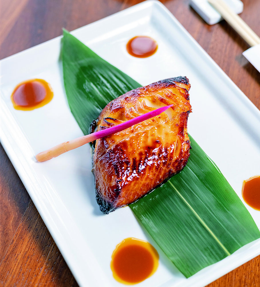 Siyah miso ile somon balığı