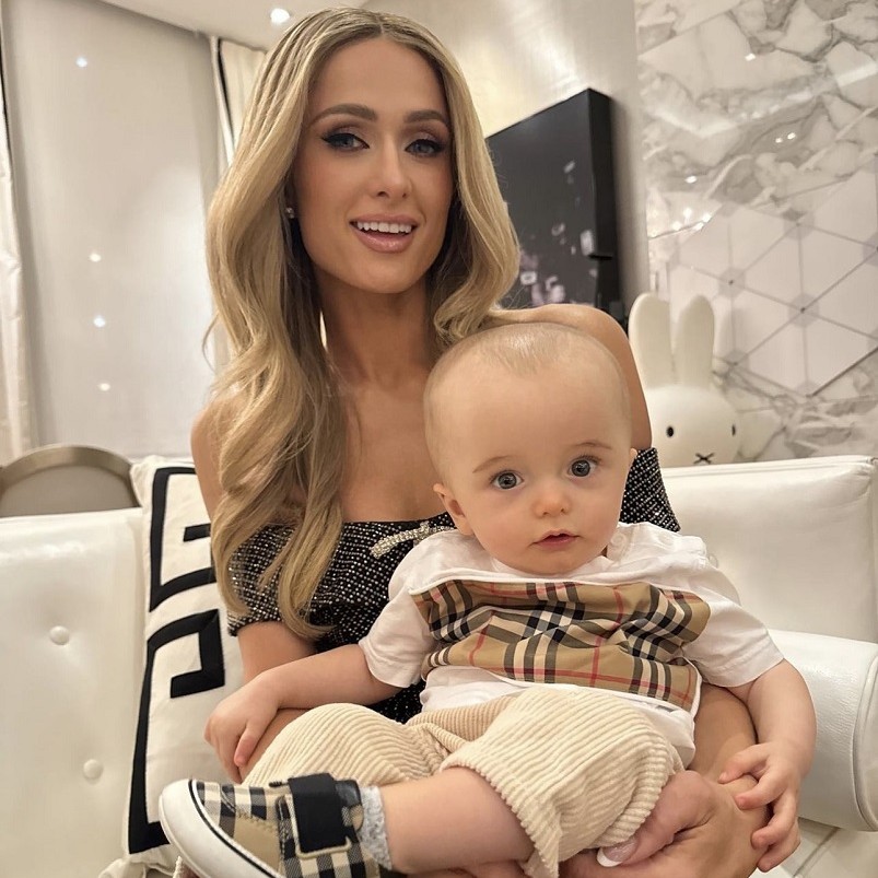 Paris Hilton oğlu Phoenix ile