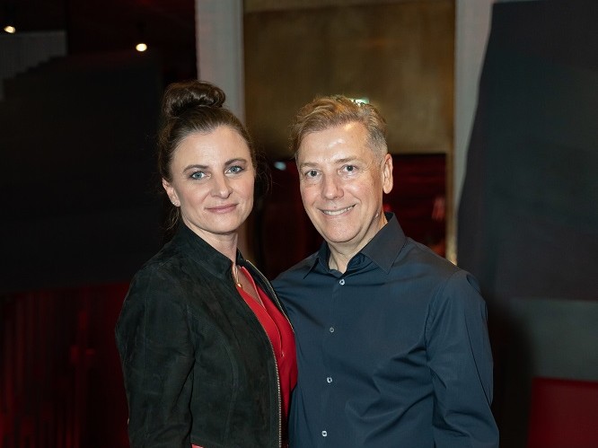 Atıl Kutoğlu'ndan yardım defilesi