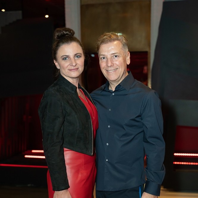 Atıl Kutoğlu'ndan yardım defilesi