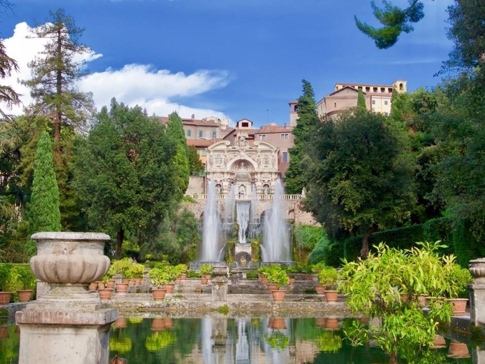 Fendi, UNESCO Dünya Mirasına dahil olan Diana Mağaraları'nın restorasyonunu üstlendi.