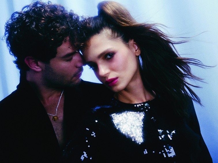 Altın Kafes başrol oyuncularıyla yılbaşı çekimi