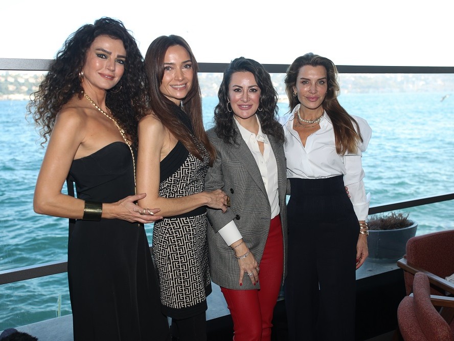 Ünlü isimler Şamdan Plus yılbaşı davetinde biraraya geldi