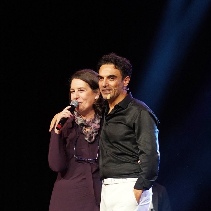 İyilik dolu bir gecede sahne aldı