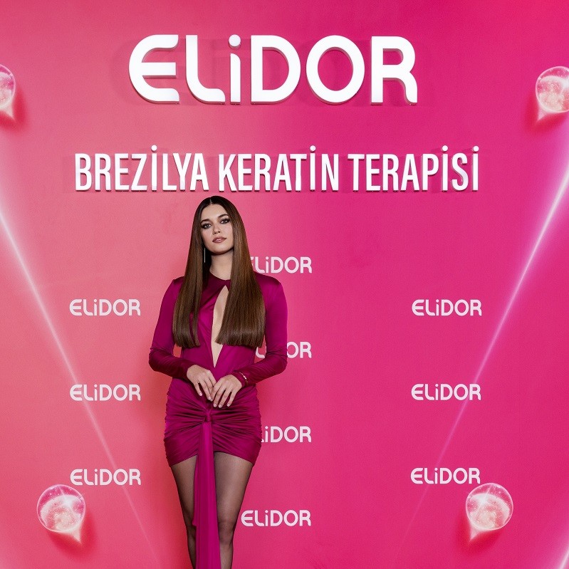 Afra Saraçoğlu güzelliğiyle geceye damga vurdu