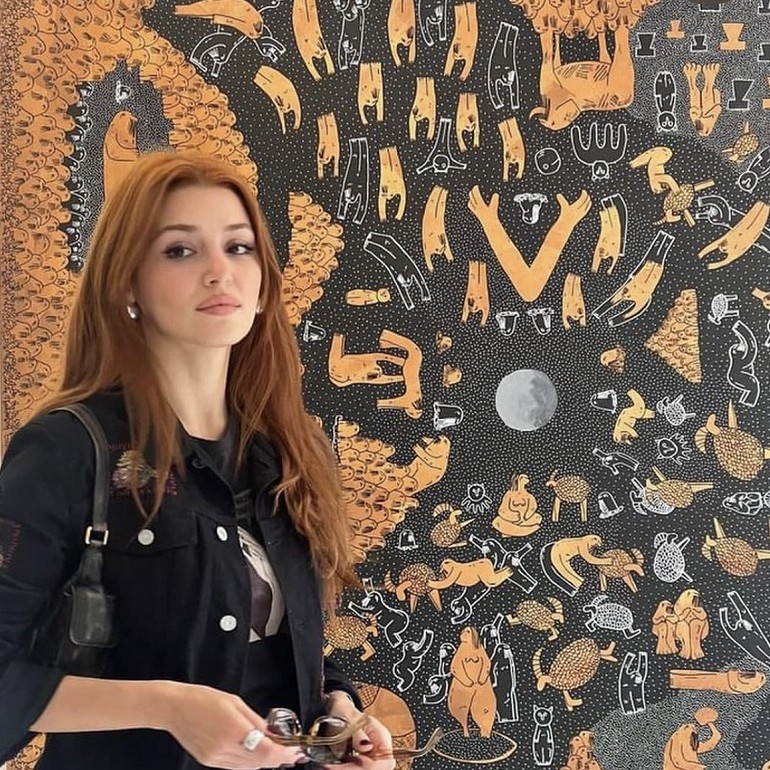 Hande Erçel sergi turunda