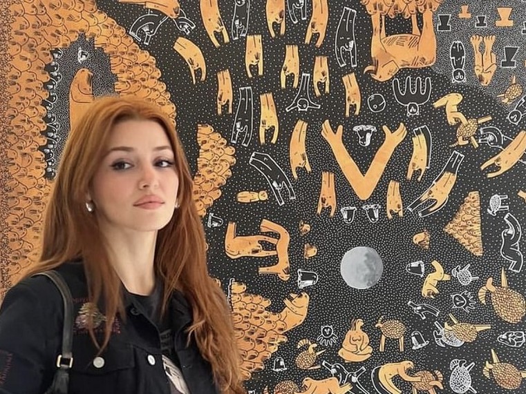 Hande Erçel sergi turunda