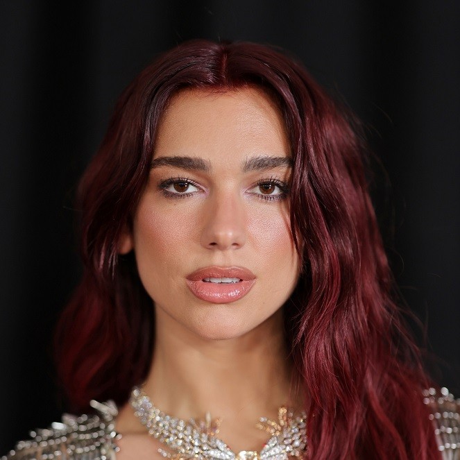 Dikkat Çeken Doğal Saç ve Makyaj