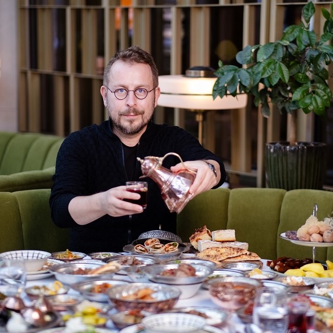 Ömür Akkor İmzalı İftar Sofrası