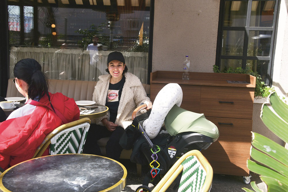 EZGİ MOLA OĞLUYLA BİRLİKTE