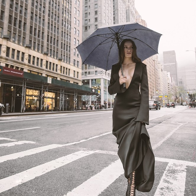 Serenay Sarıkaya GQ Global Yaratıcılık Ödüllerinde Göz Kamaştırdı