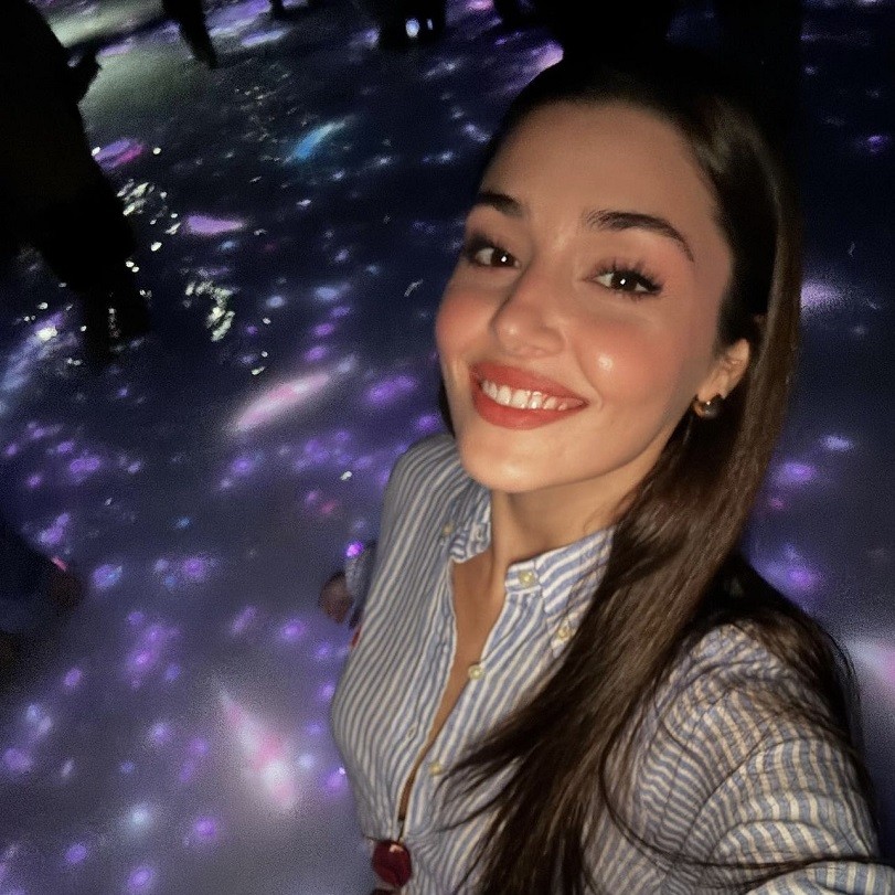 Hande Erçel'in Tokyo Stili