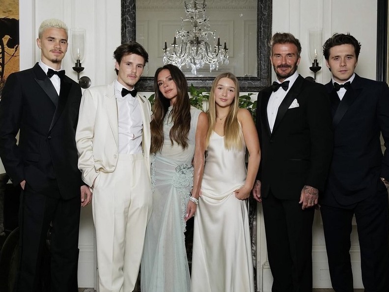 Victoria Beckham 50 Yaşına Ailesiyle Girdi